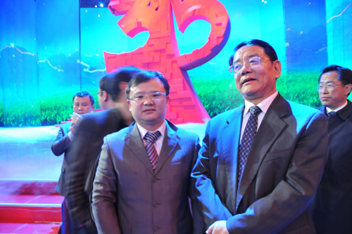 國家質(zhì)檢總局副局長劉平均在中央電視臺演播大廳 2012年3.15晚會直播現(xiàn)場與中國質(zhì)量檢驗協(xié)會企業(yè)工作部副主任王劍合影留念。