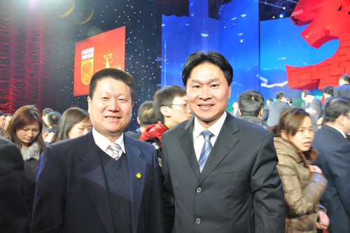 中國質(zhì)量檢驗協(xié)會企業(yè)工作部主任楊曉東與中國消費者協(xié)會副會長兼秘書長楊紅燦在中央電視臺演播大廳2012年“3.15晚會”直播現(xiàn)場合影留念。