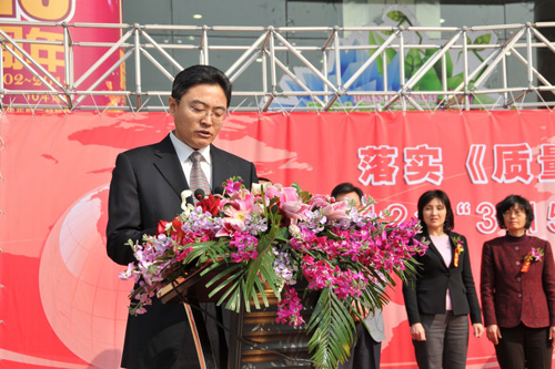 國家質(zhì)檢總局辦公廳副主任、中國質(zhì)量檢驗協(xié)會副理事長劉洪生在活動現(xiàn)場發(fā)布2012年皮鞋、衛(wèi)生巾兩類消費品產(chǎn)品質(zhì)量國家監(jiān)督抽查結(jié)果和2011年汽車產(chǎn)品缺陷信息投訴基本情況。